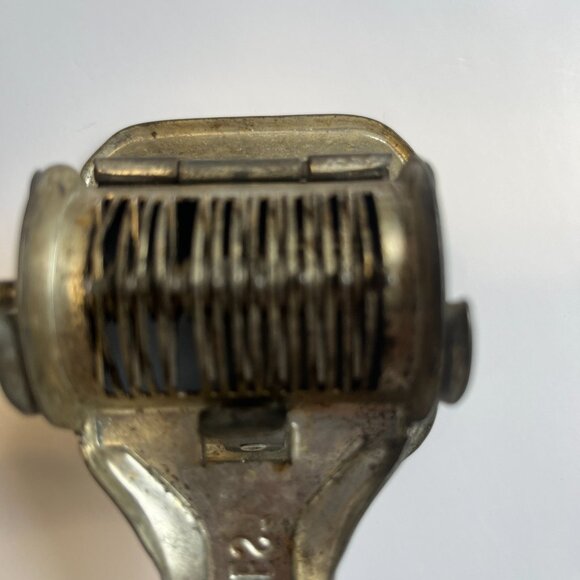 Vintage Kitchen Utensil / French Herb Mill / Mouli Persil Made in France - Picture 6 of 7